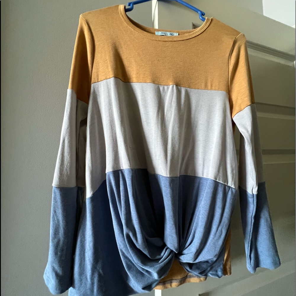 She and sky boutique top. Small